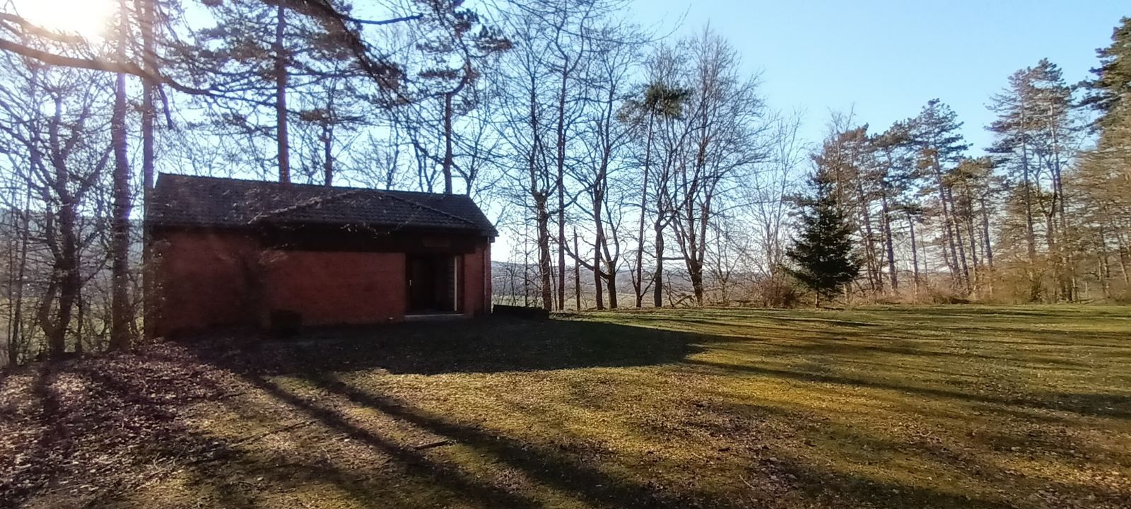 Gebäude des Jugendzeltplatzes am Waldrand im Frühlingslicht